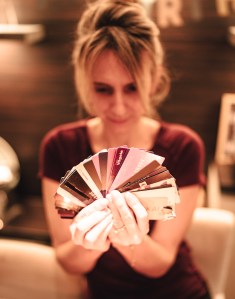 femme aux cheveux relevés tenant des cartes dans ses mains