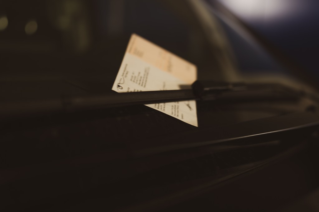 amende d'ordre placée sous l'essuie-glace d'un véhicule